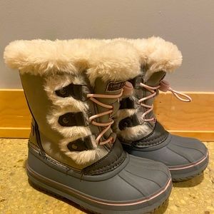 London Fog Snow Boots sz 10 gray pink fur lined
